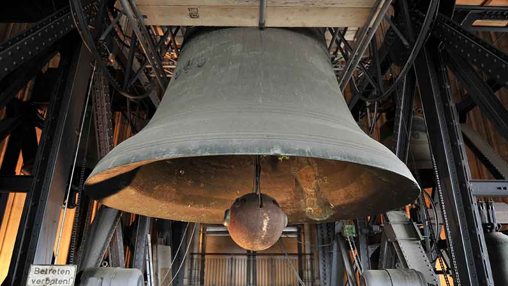 Am Kölner Dom und in vielen anderen deutschen Bistümer werden am Donnerstag die Glocken läuten