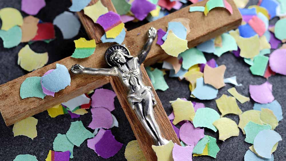 Konfetti unterm Kreuz: Die Kirche steht auch für jede Menge Positives, kommentiert unsere Redakteurin Andrea Seeger