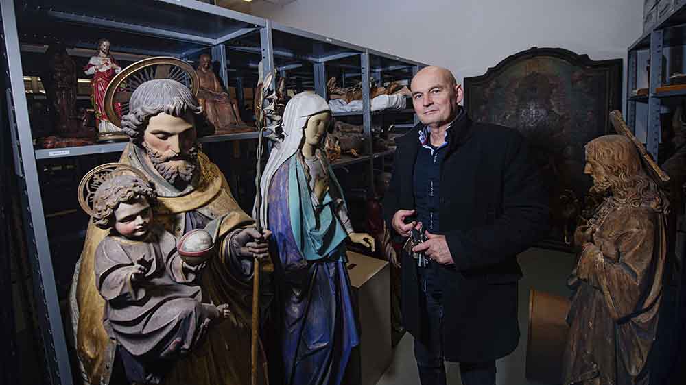 Falko Bornschein, Kunstgutbeauftragter des Bistums Erfurt, zeigt die Kunstschätze