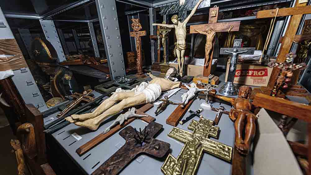 Zahlreiche Kruzifixe lagern in dem Kunstdepot