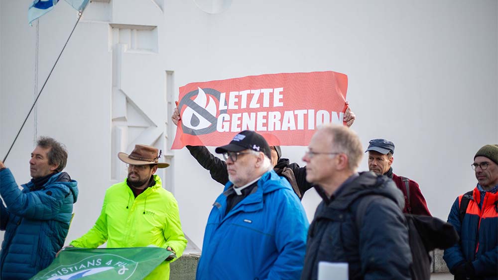 Aktivisten (Jörg Alt rechts unten im Bild) demonstrieren für die Freilassung von Klimaklebern, München 2022 (Archivfoto)