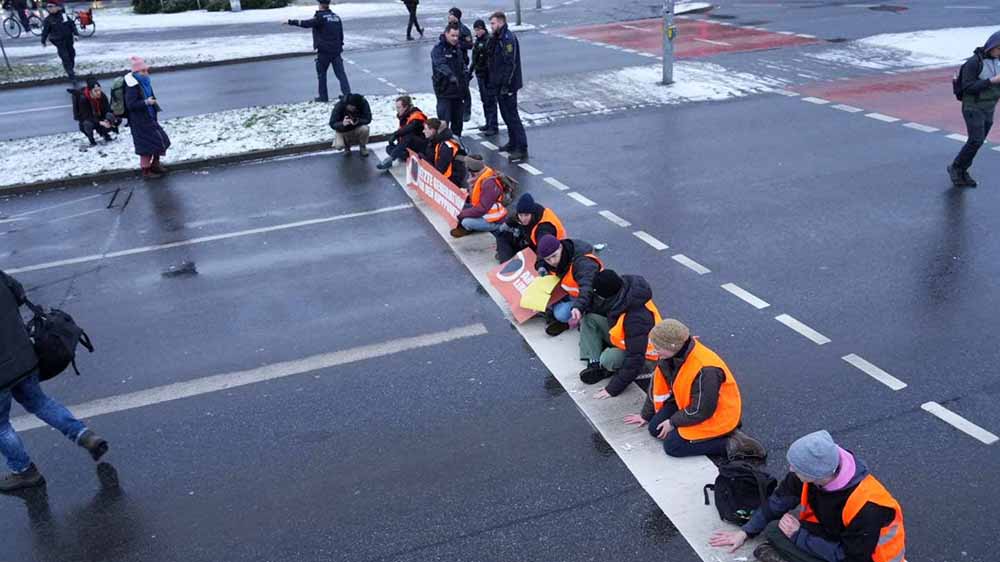 Mit Blockaden, wie hier an einer Hauptstraße in Dresden, sorgt die Letzte Generation für Aufsehen
