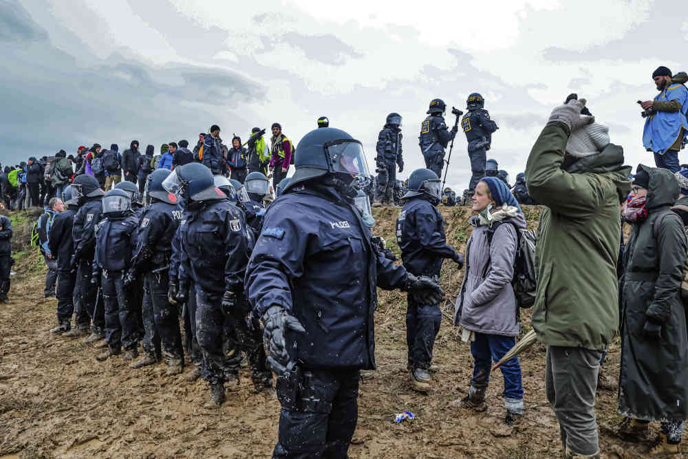 Viele Demonstranten lösen sich von der Kundgebung und strömen zur Abbruchkante oder zum Zaun rund um Lützerath