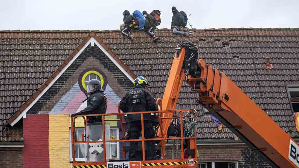 Die Räumung in Lützerath geht weiter. Hier holt die Polizei Aktivisten von einem Dach