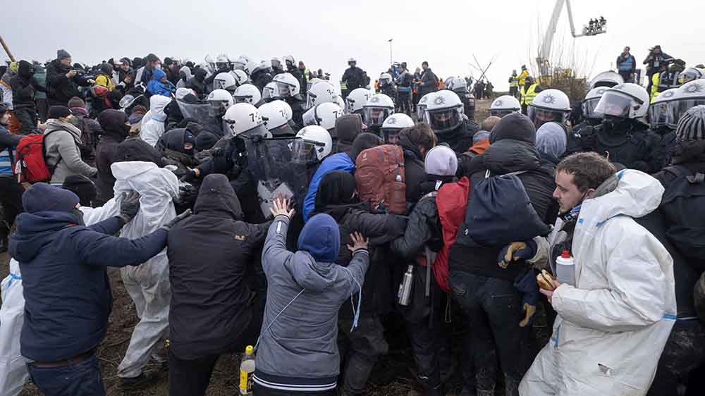 Schon vor der eigentlichen Räumung geraten Demonstranten und Polizisten aneinander