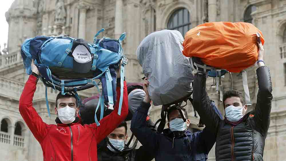 Pilgern war in den vergangenen beiden Jahren oft nur mit Maske möglich – wie bei dieser Gruppe in Santiago im März 2020