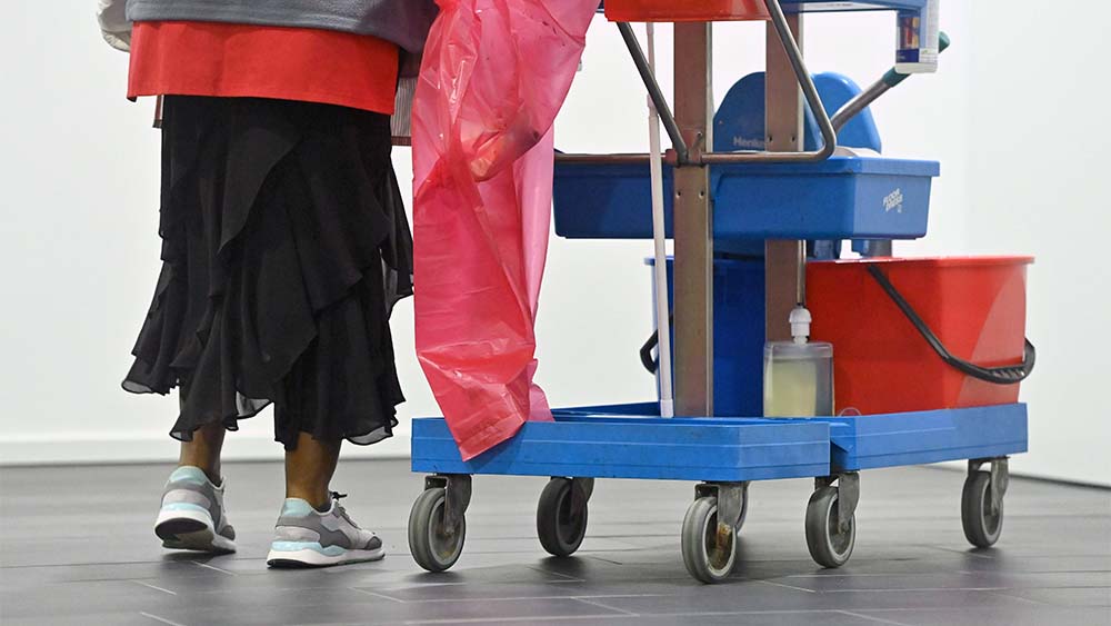 Reinigungskraft bei der Arbeit (Symbolbild)