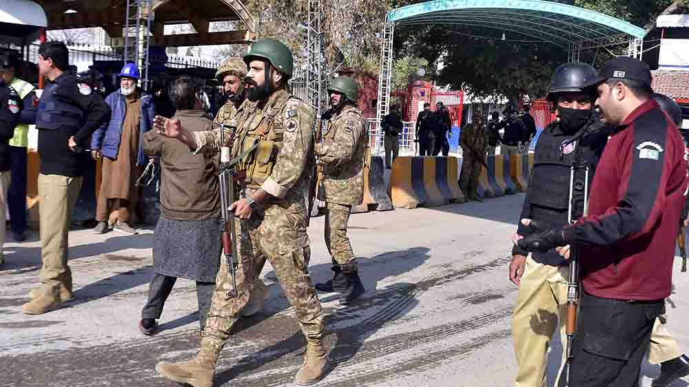 Soldaten sichern den Eingang der Moschee nach dem Anschlag