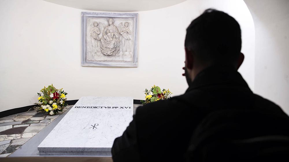 Am Grab von Benedikt nehmen Gläubige Abschied. Doch nicht alle sind ihm wohlgesonnen