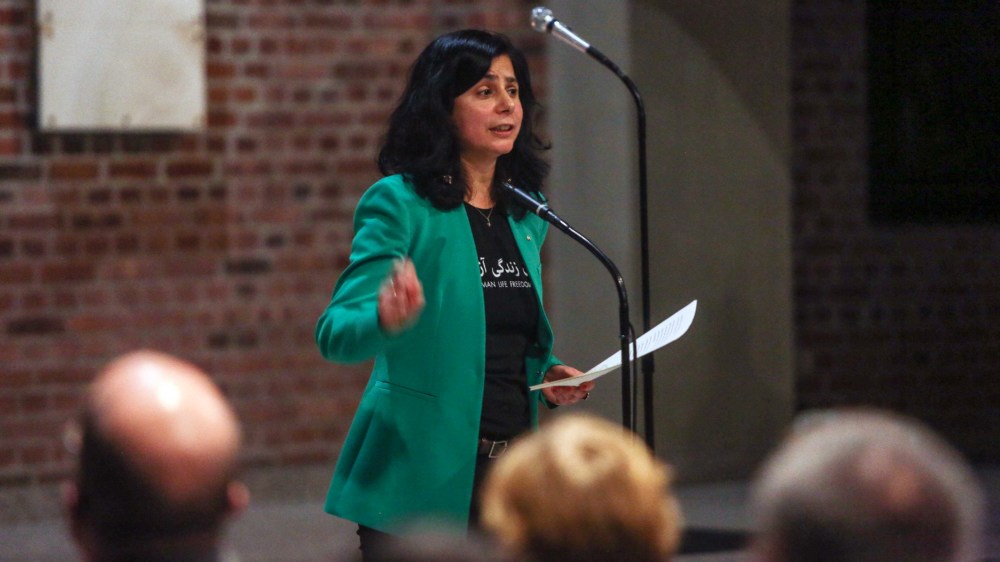 Shabnam Arzt beim politischen Nachtgebet in der St. Albertus Magnus-Kirche in Düsseldorf