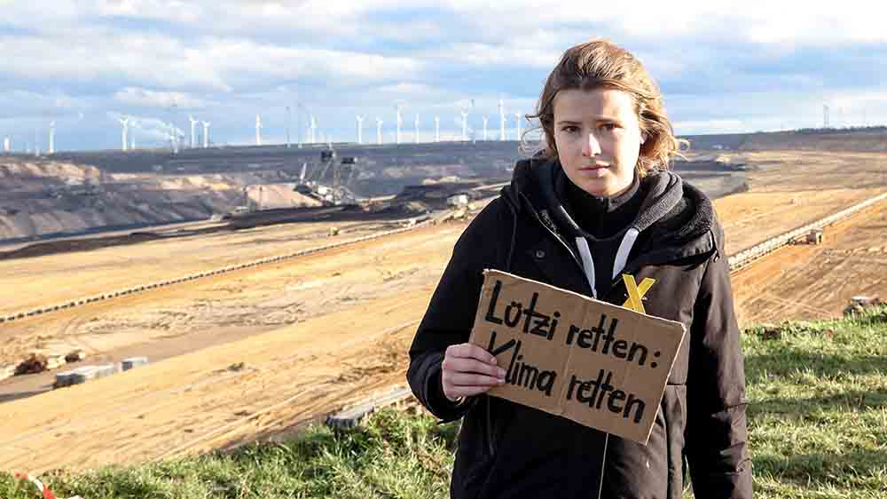 Klimaaktivistin Luisa Neubauer an der Abbruchkante in Lützerath
