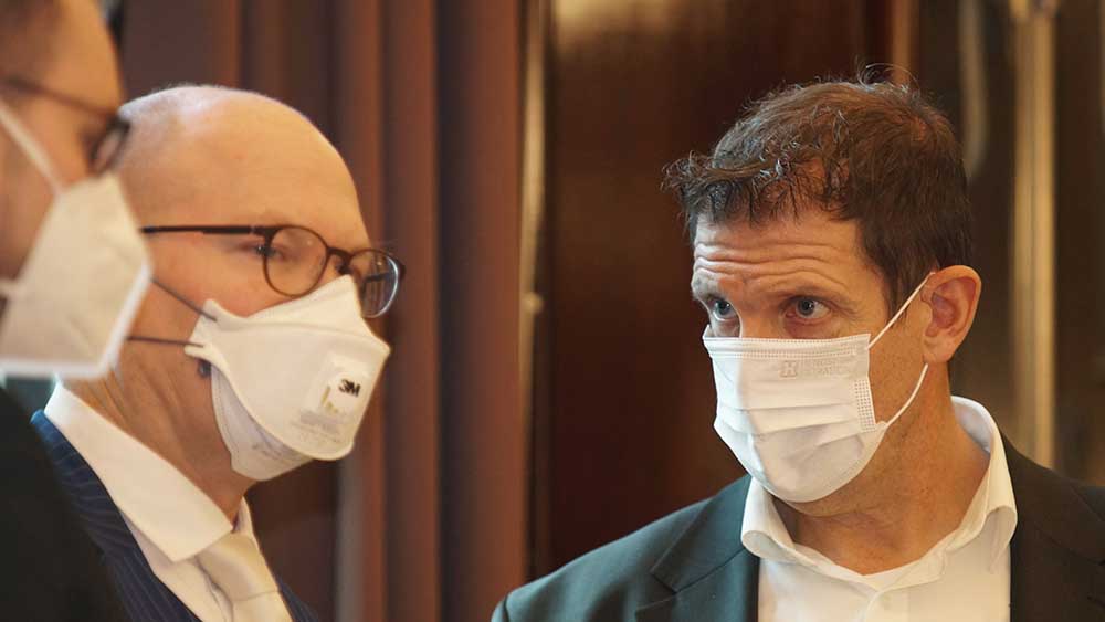 Pastor Olaf Latzel, hier am Gericht mit seinen Anwälten, gilt als sehr konservativ