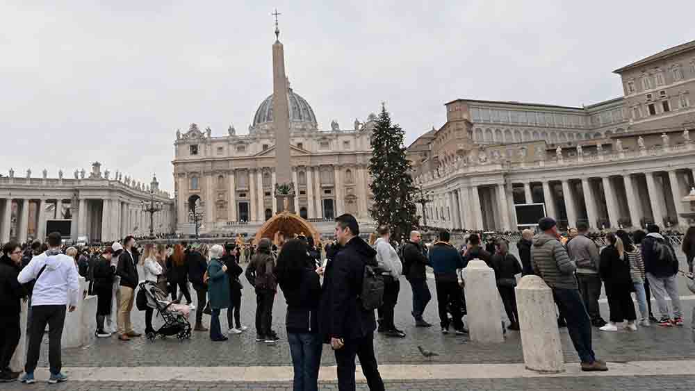 Auf dem Petersplatz stehen die Menschen Schlange, um sich von Benedikt zu verabschieden