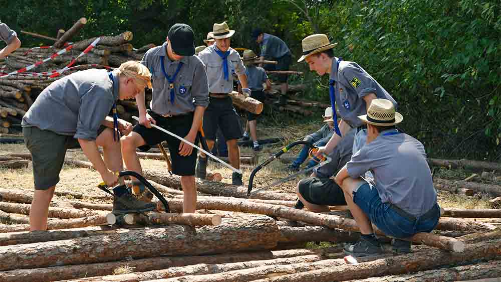 Pfadfinder bauen Zeltstadt auf (Großes Pfadfindertreffen in am 28.07.2022 im niedersaechsischen Bennebostel)
