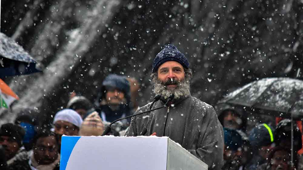 Zum Schluss seiner Tour spricht Rahul Gandhi bei Schneefall zu den Menschen im nordindischen Srinagar