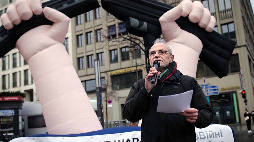 Rudi Friedrich hilft mit dem Verein Connection Kriegsdienstverweigerern