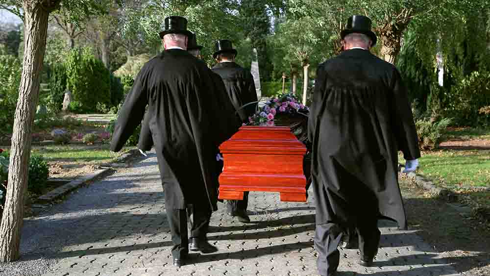 Nicht nur für Sargträger ist der Preis gestiegen (Symbolbld)