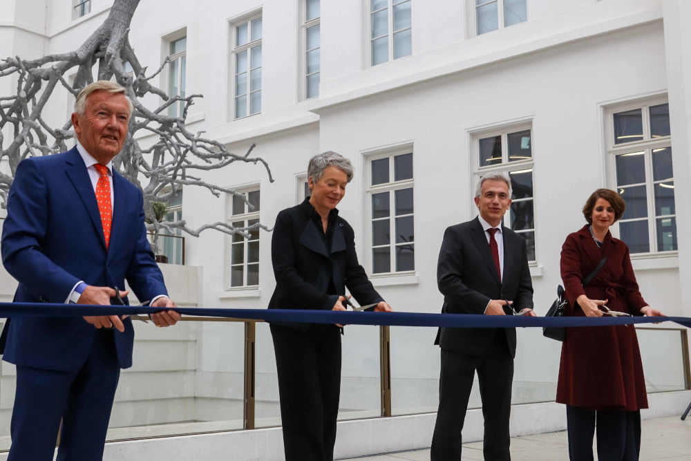 Andreas von Schoeler (vorne), Vorsitzender der Gesellschaft der Freunde und Förderer des Jüdischen Museums eröffnen das Jüdische Museum in Frankfurt 2020