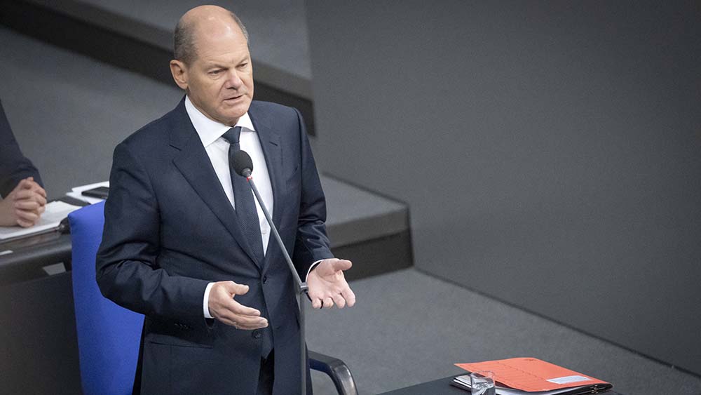 Kanzler Olaf Scholz hat im Bundestag seine abwartende Haltung gerechtfertigt