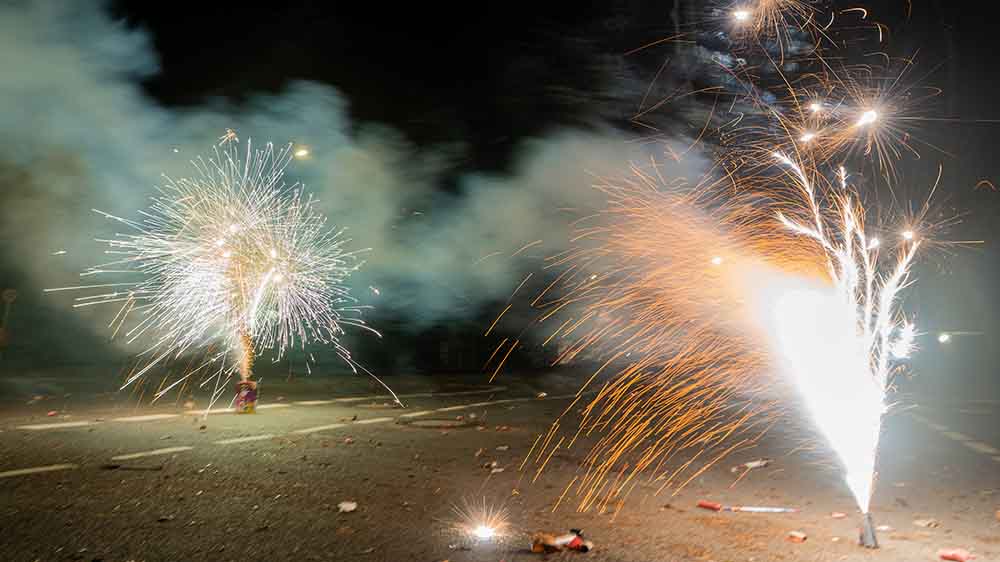 Mit Feuerwerkskörpern sind in der Silvesternacht in Berlin Rettungskräfte angegriffen worden (Symbolbild)