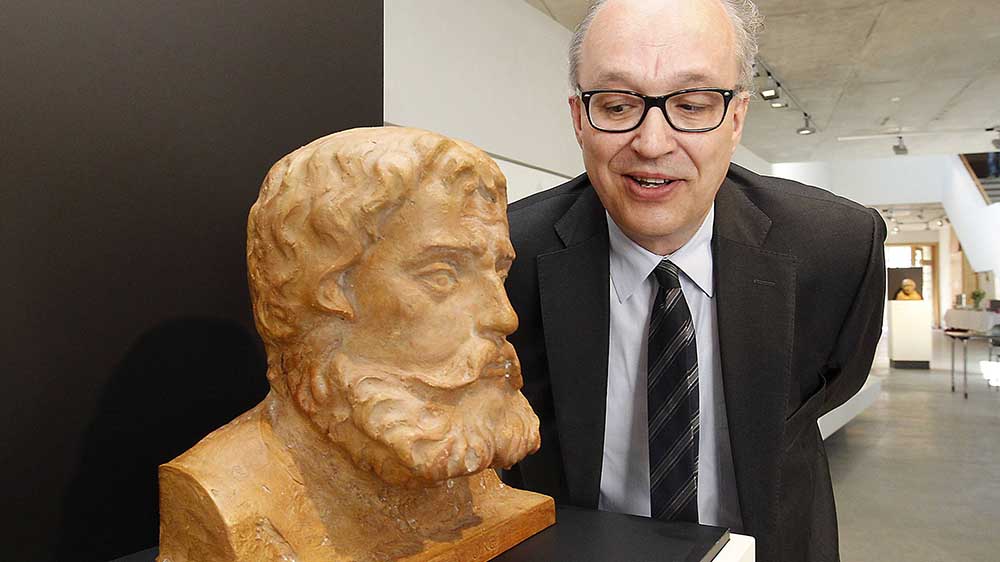 Stefan Rhein mit einer Büste von Martin Luther als Junker Jörg
