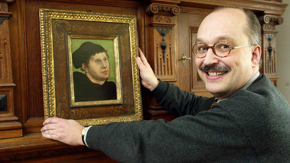 Im Februar 2003 zeigt Stefan Rhein stolz ein Gemälde Luthers