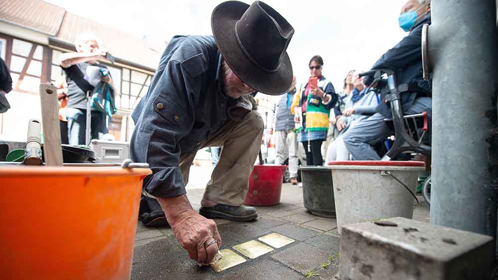 Er hat inzwischen ein Team, aber regelmäßig verlegt Gunter Demnig noch selbst Stolpersteine, hier im Mai 2022 in Dransfeld (Niedersachsen)