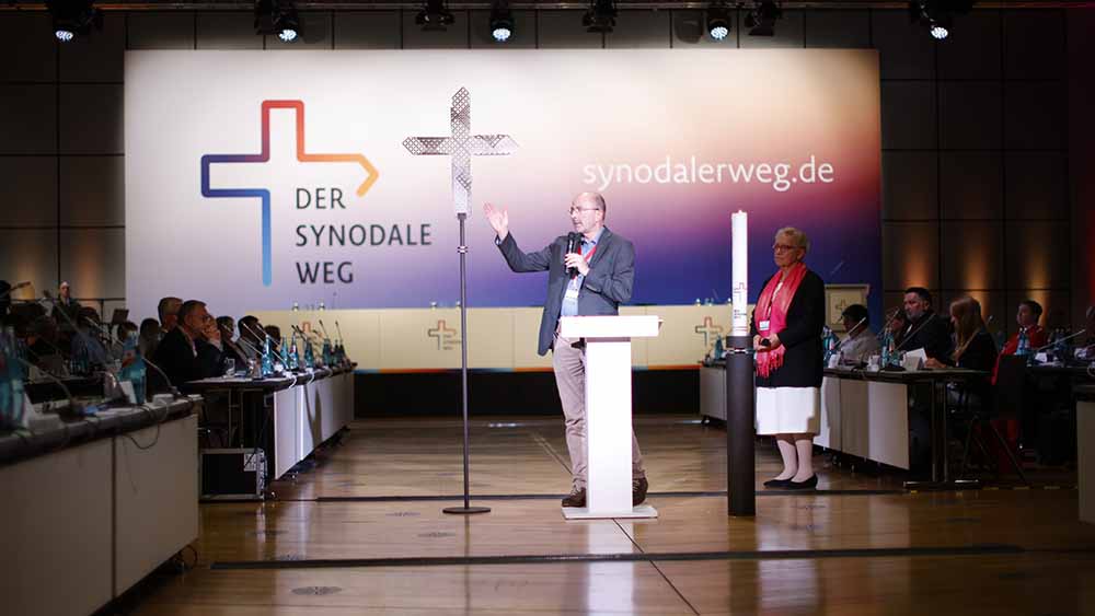 Bei den Treffen des Synodalen Wegs beraten mehr als 200 ehrenamtliche Laien, Mitarbeiter der katholischen Kirche, Priester und Bischöfe über Reformen, hier im September 2022 in Frankfurt