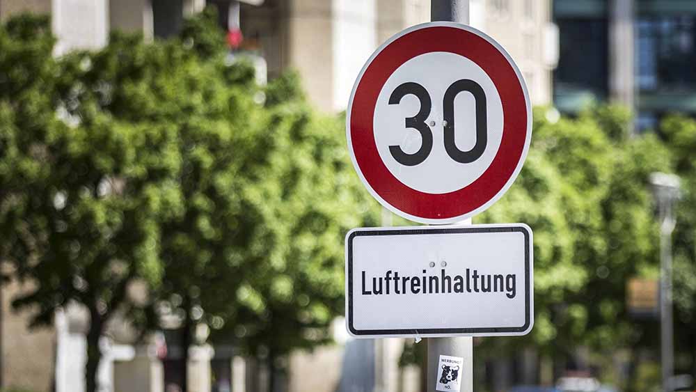 Rundes Schild mit rotem Rand und einer "30" steht an einer Straße
