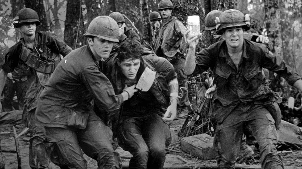 US-Soldaten retten einen verwundeten Kameraden in Vietnam