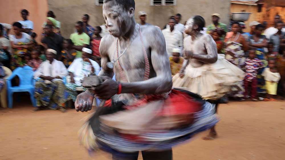 Zum Voodoo gehört Tanz, wie hier bei einer Feier am Strand von Ouidah