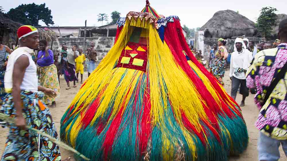 Verkleidungen gehören zu einer traditionellen Voodoo-Zeremonie