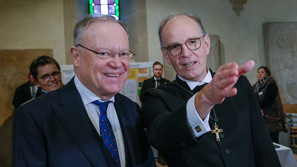 Kirche grüßt Politik: Landesbischof Ralf Meister (r.) und Ministerpräsident Stephan Weil