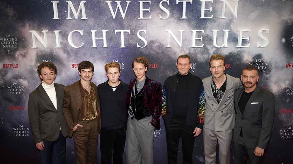 Die Hauptdarsteller des Films bei der Premiere in Berlin im September 2022