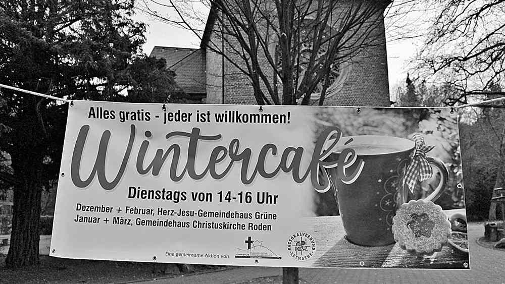 Unübersehbare Einladung per Banner, hier vor der Herz-Jesu-Kirche in der Grüne in Iserlohn.