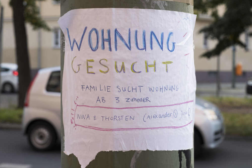 Anschlag zur Wohnungssuche an einem Laternenmast in Berlin-Prenzlauer Berg