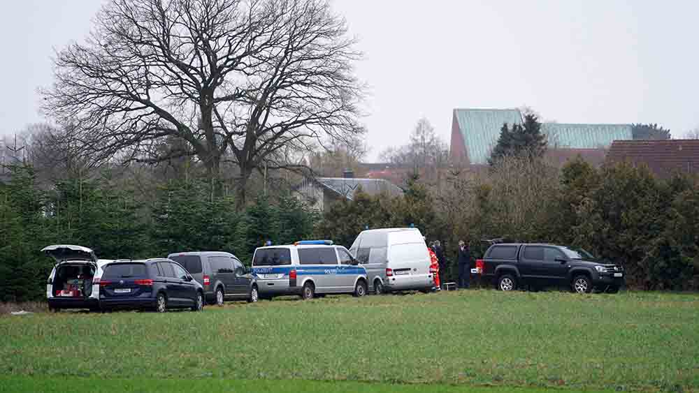 In einem Waldgebiet sucht die Polizei mit Spürhunden nach dem Schüler