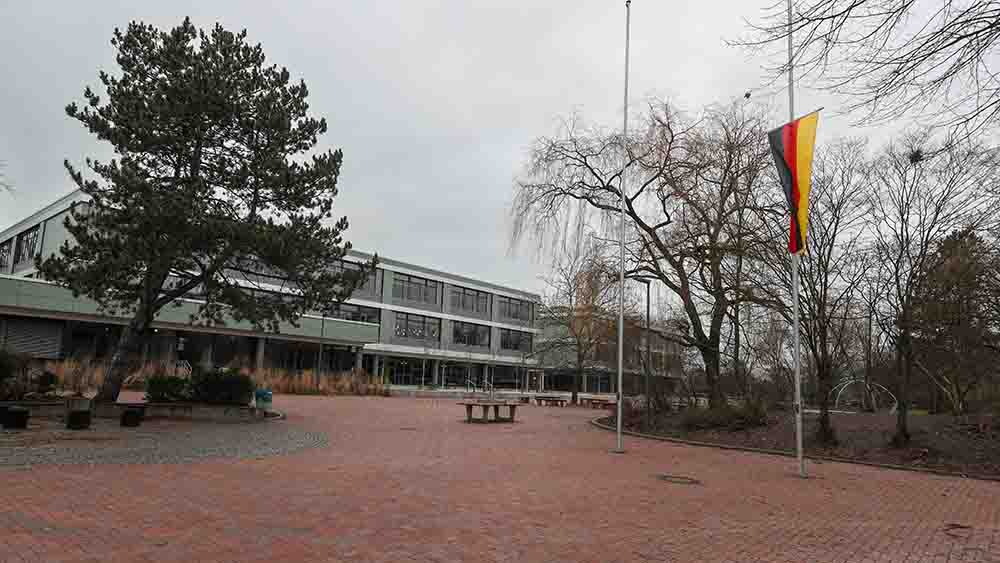 Vor der evangelischen Schule in Wunstorf bei Hannover hängen die Fahnen auf Halbmast