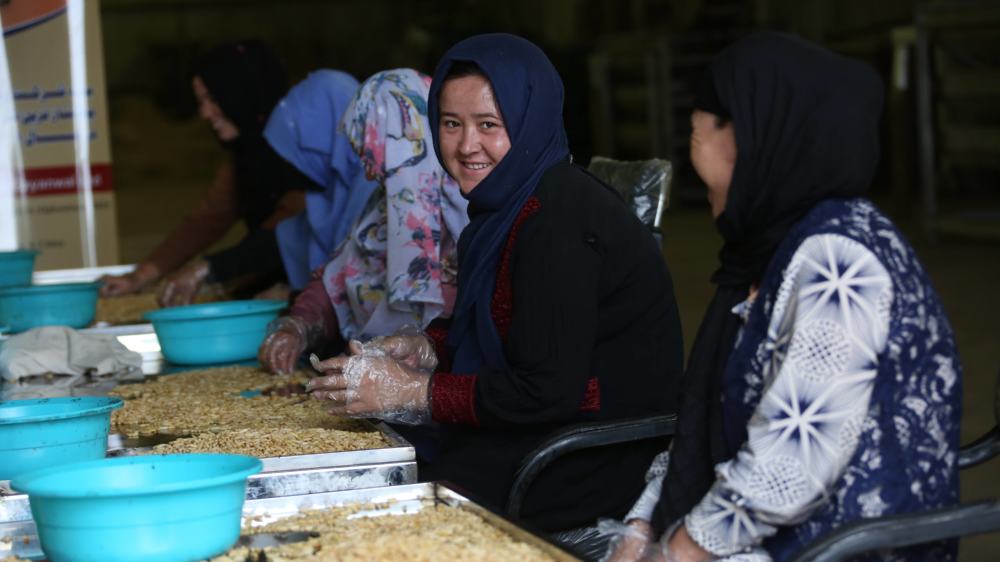 Inzwischen verboten - Afghaninnen in einer Nuss-Fabrik in Kabul im Juli 2022