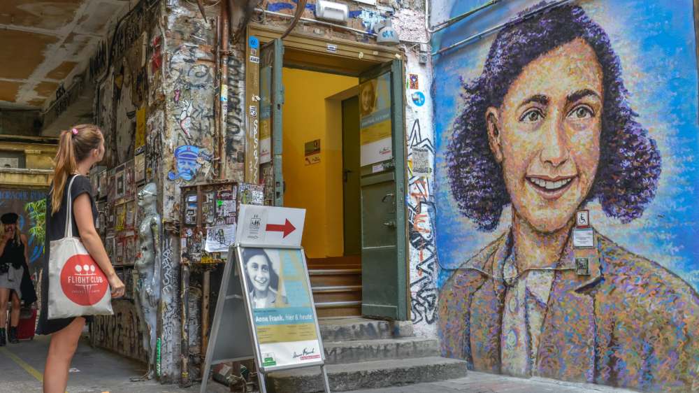 Der Eingang zum Anne Frank Zentrum in der Rosenthaler Straße in Berlin Mitte
