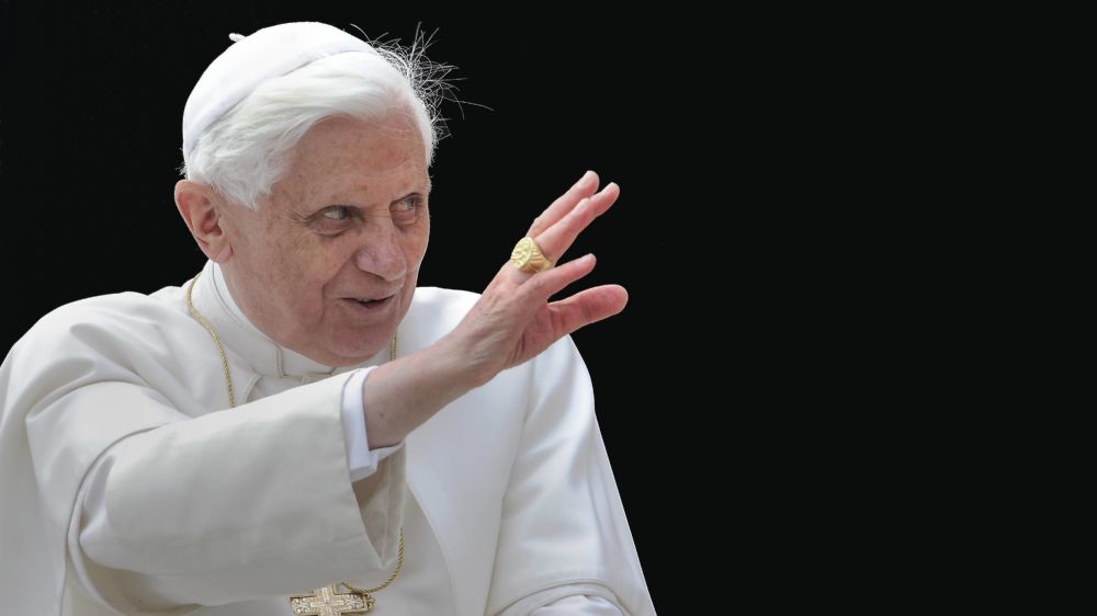 Papst Benedikt grüßt mit erhobenem Arm
