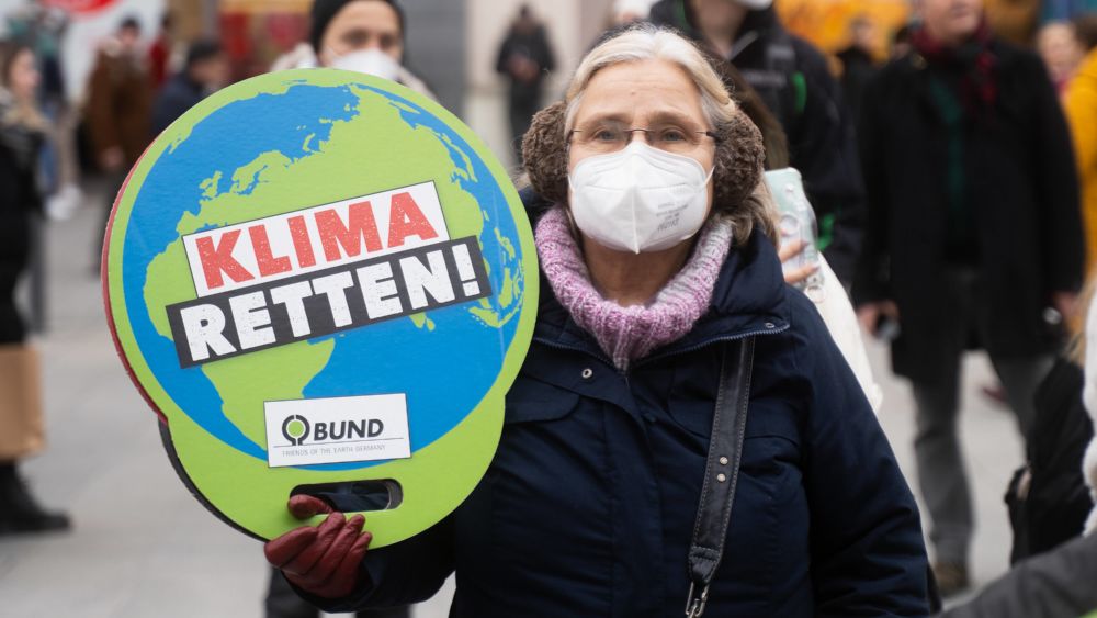 Eine Teilnehmerin auf einer Fridays for Future Demonstration