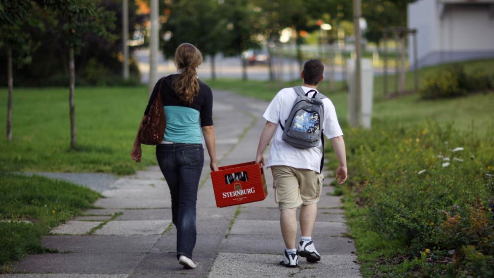 Laut Hochrechnung wurden 2023 rund 7.650 Kinder und Jugendliche mit Alkoholvergiftung hospitalisiert – fast 28 Prozent weniger als 2022