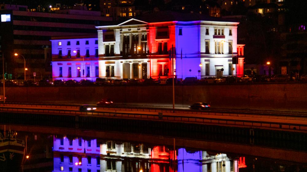 Der Saarbrücker Landtag in den Farben der französischen Nationalflagge anlässlich des deutsch-französischen Freundschaftstages