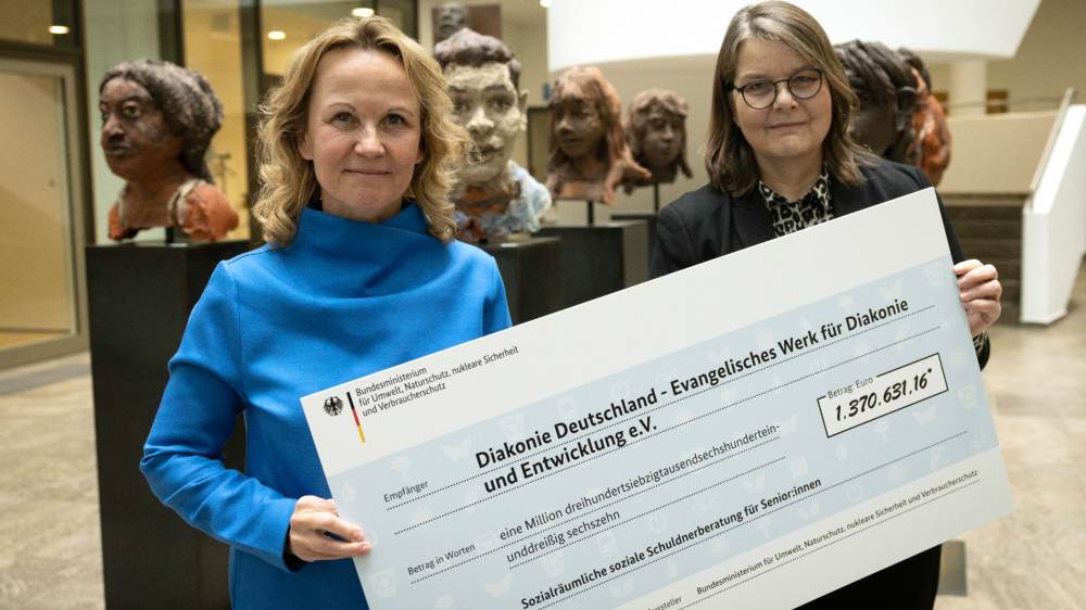 Bundesverbraucherschutzministerin Steffi Lemke (links) übergab einen Förderscheck über 1,37 Millionen Euro an Diakonie-Vorständin Maria Loheide (rechts)