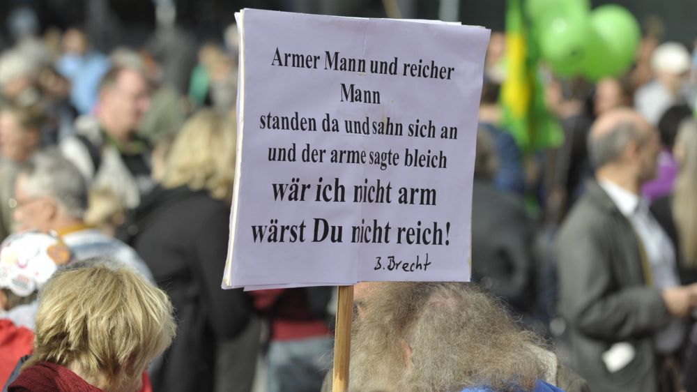 Ein Schild auf einer Demonstration unter dem Motto "Umfairteilen - Reichtum besteuern"