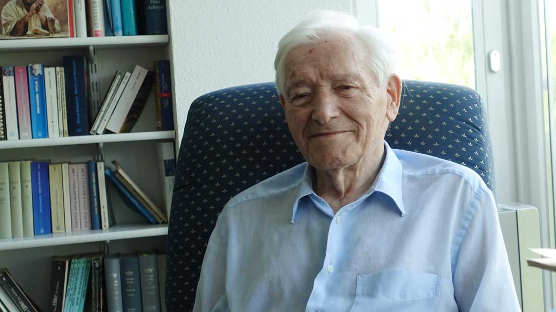 Kirchenjurist Reymar von Wedel (1926–2023) am Schreibtisch.