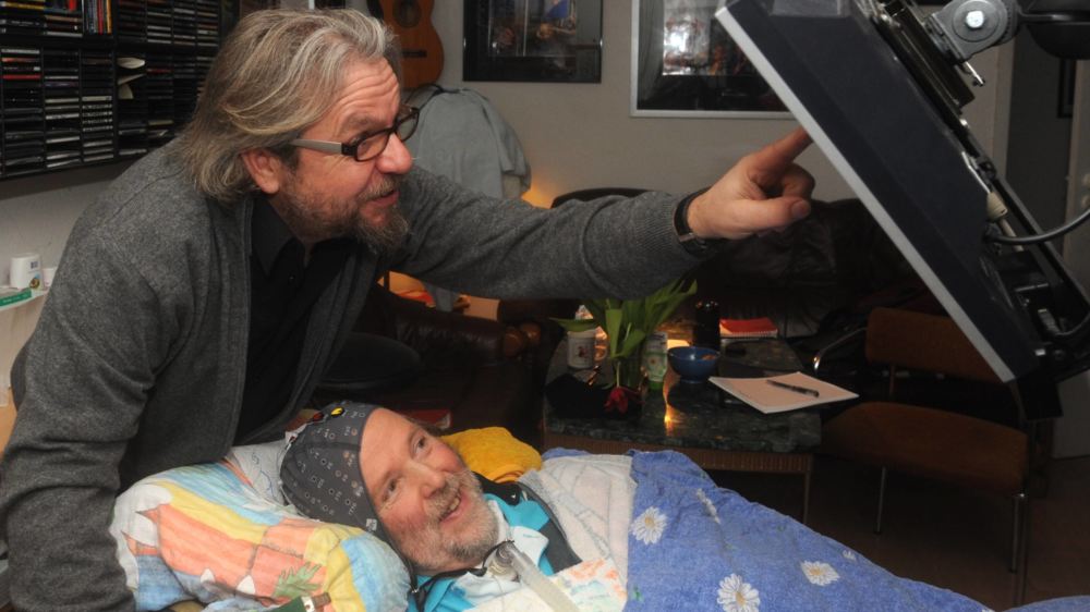 Bei der erblich bedingten Nervenkrankheit ALS nimmt die Bewegungsfähigkeit der Patientinnen und Patienten im Laufe der Zeit ab