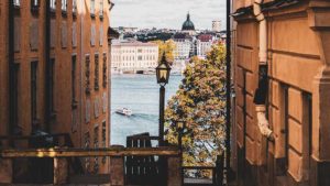 Blick von Södermalm auf Wasser und weitere Teile Stockholms