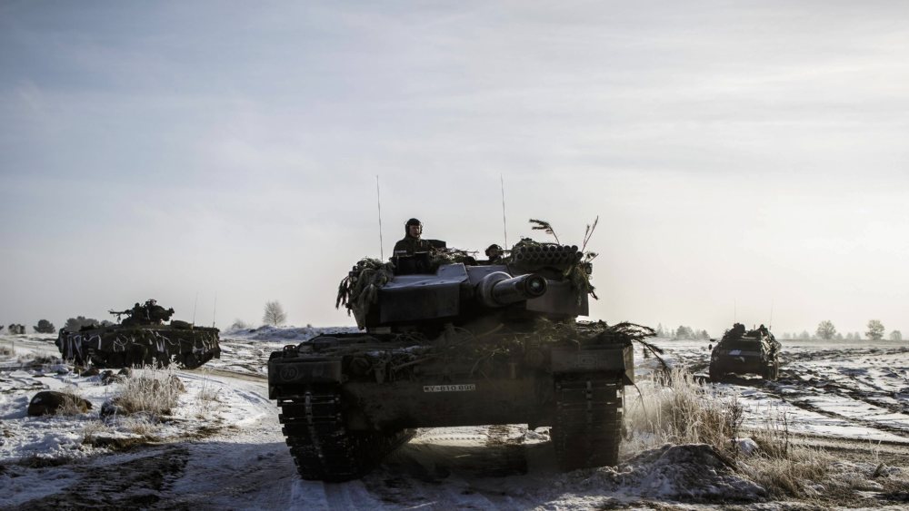 3 Panzer auf einem kargen Feld, bewölkter Himmel